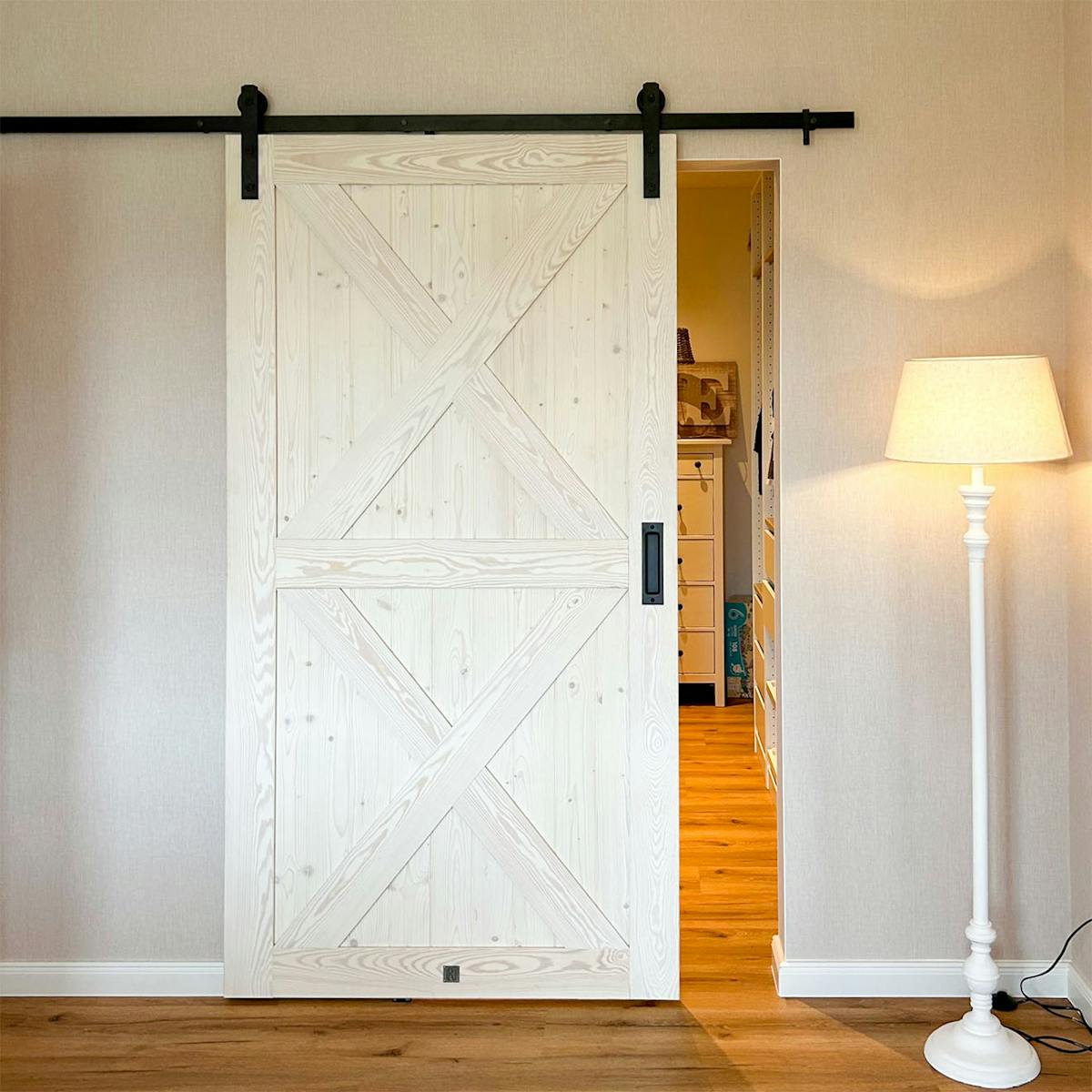 białe rustykalne drzwi przesuwne do garderoby