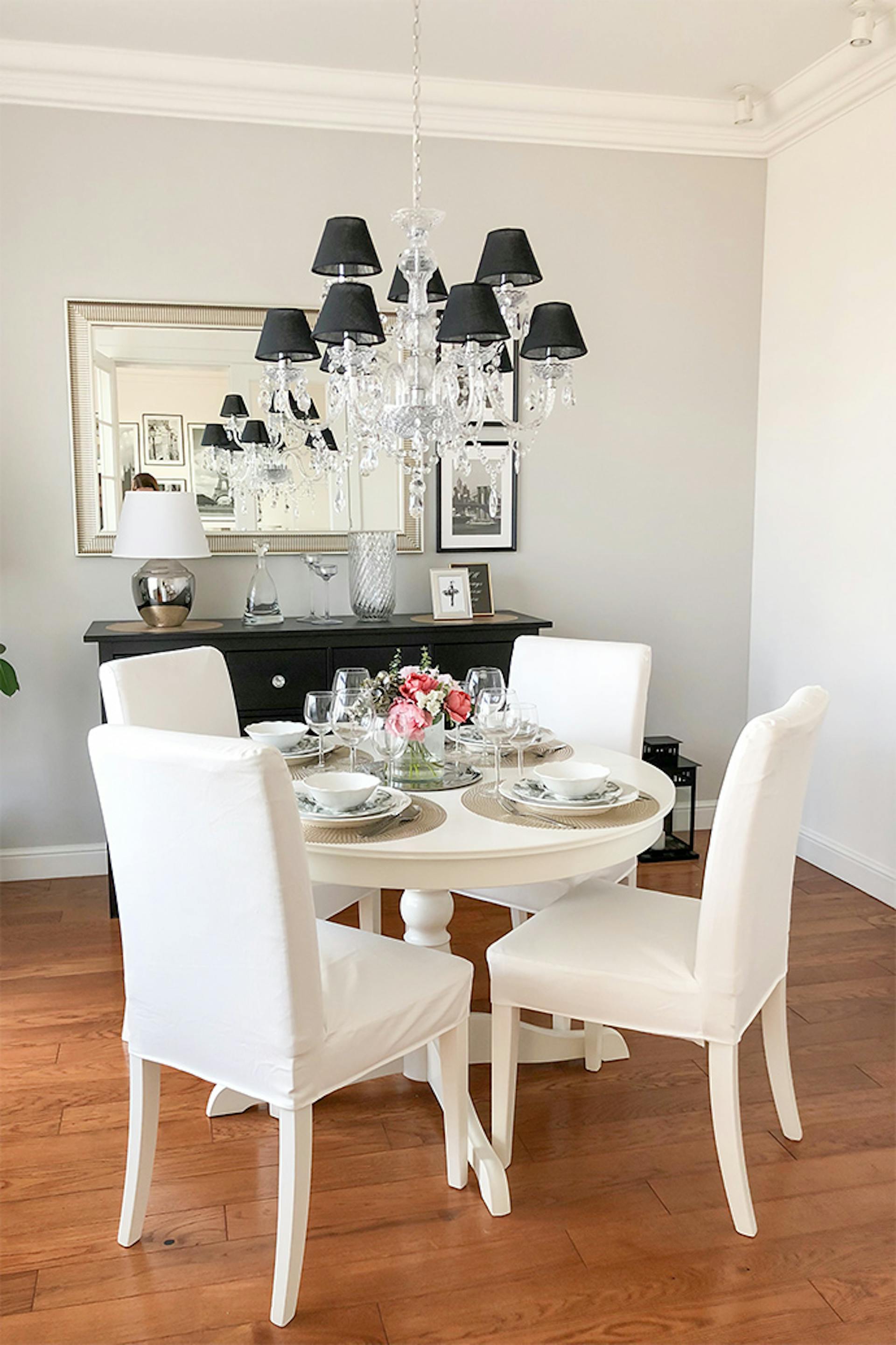 glamor style interior, mirror in the living room, glamor style chandelier, living room dining area