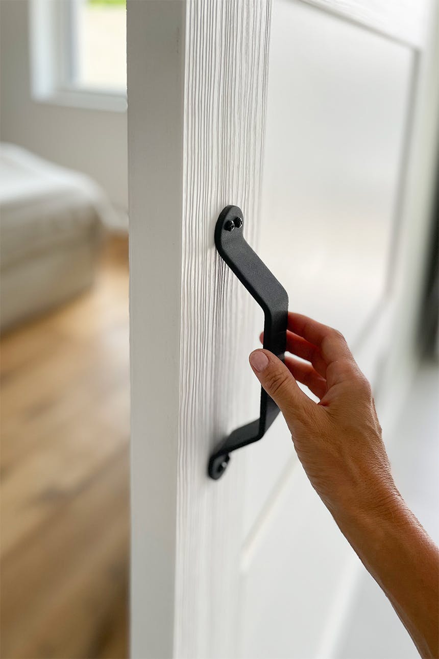 schwarzer Griff für weiße Schiebetüren, tief gebürstete Holztür, weiße Tür