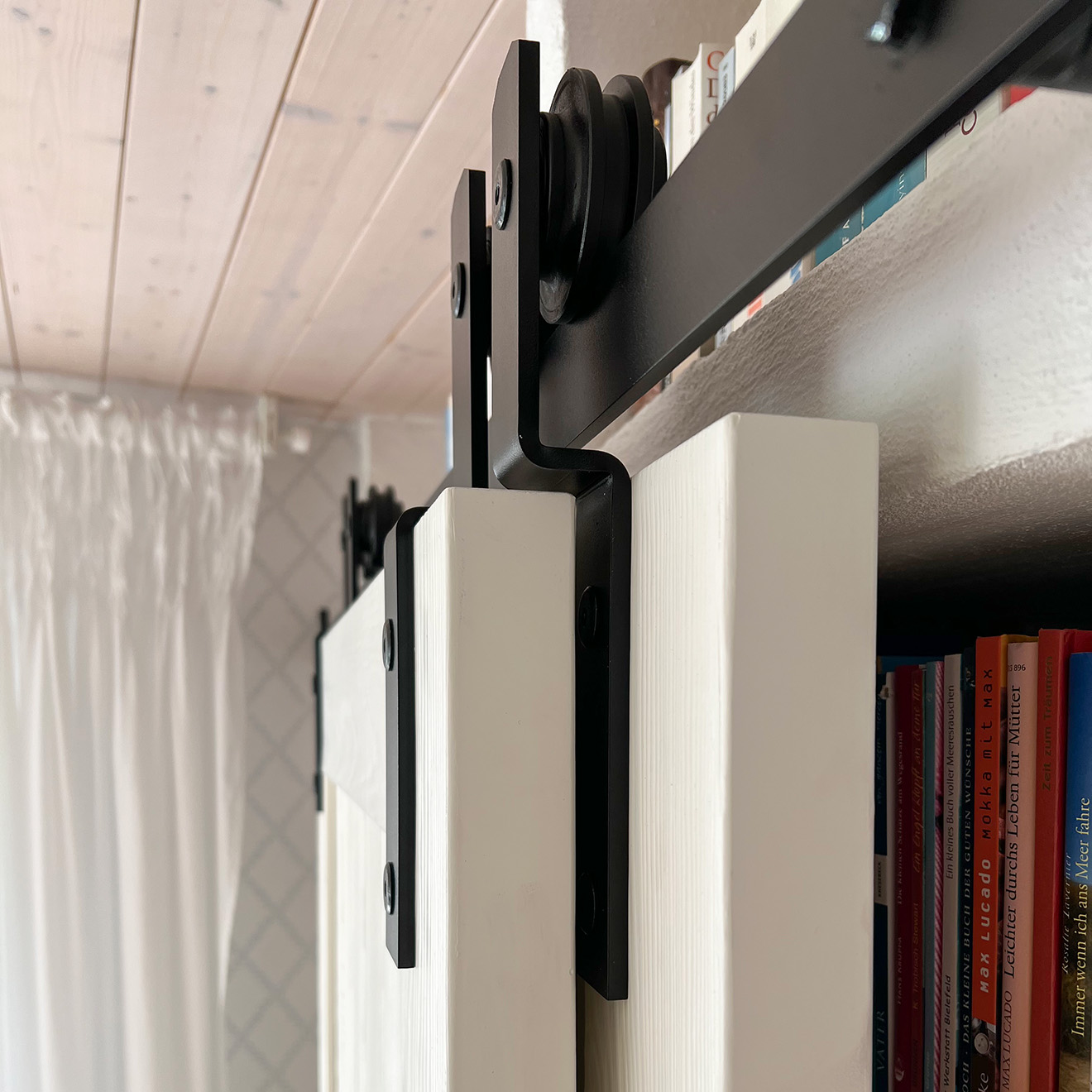 weiße Doppeltür auf schwarzem Bypass-System