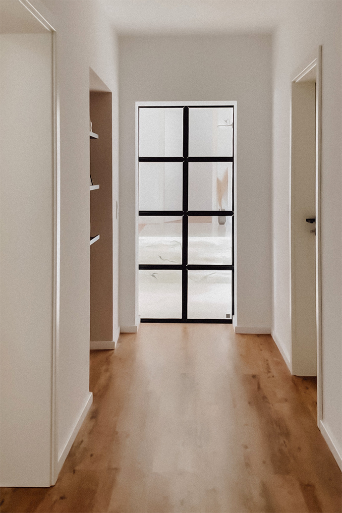 drzwi ze szkłem oddzielające korytarz od części dziennej mieszkania