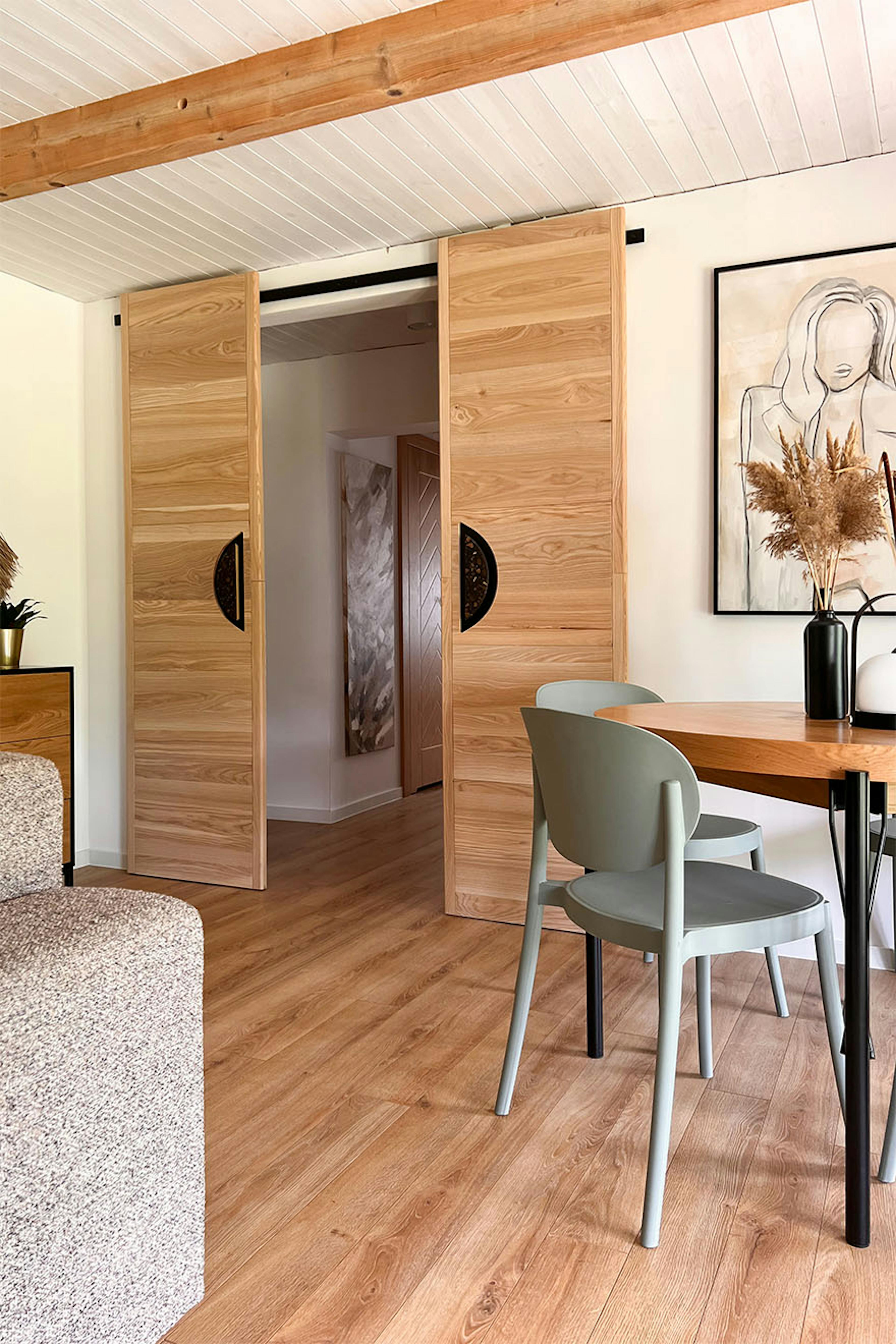 portes coulissantes design en bois avec poignées noires dans l'agencement du salon