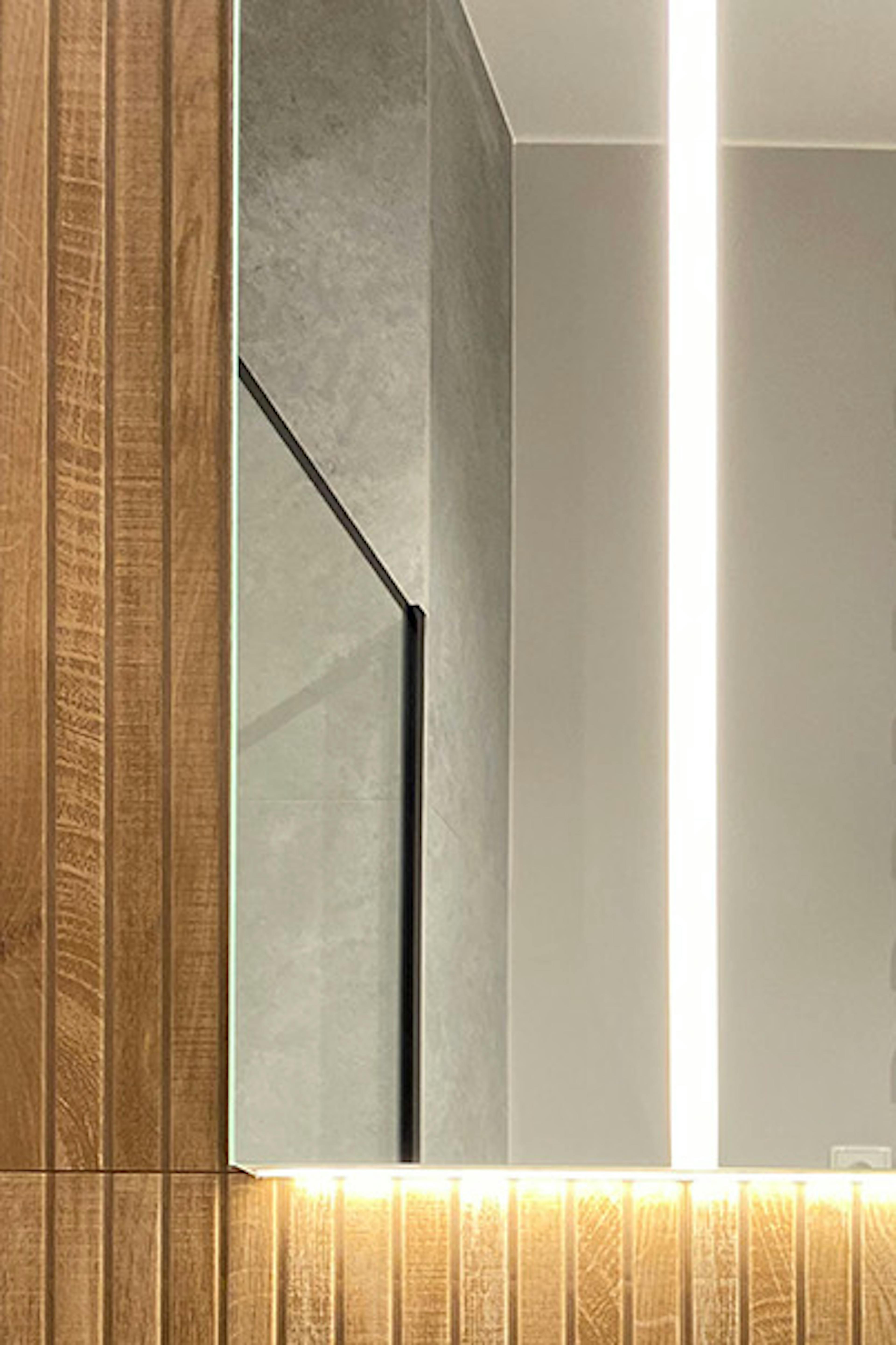 salle de bain moderne avec robinetterie blanche et carrelage couleur bois