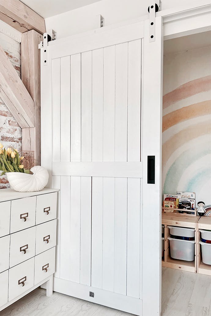 porte en bois blanc sur système coulissant blanc